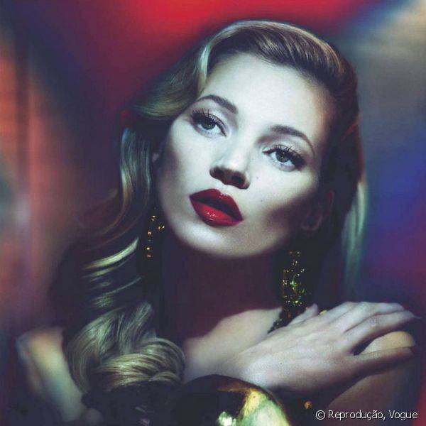 Assumidamente seu cosmético preferido, o batom vermelho trouxe um ar clássico e poderoso para a foto da Vogue britânica, em 2012